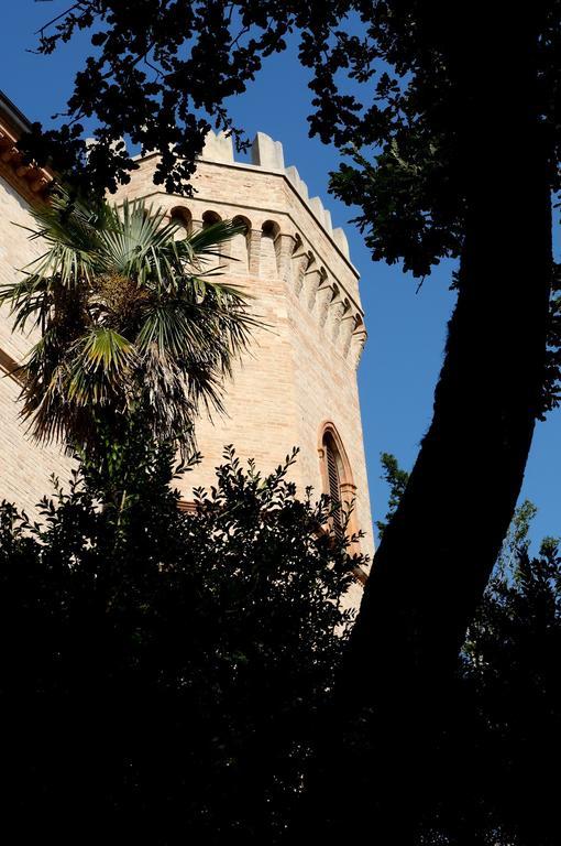 Castello Montegiove Hotel Fano Bagian luar foto