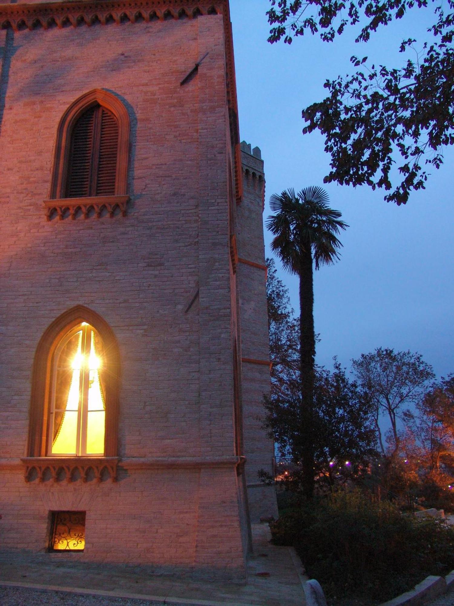 Castello Montegiove Hotel Fano Bagian luar foto