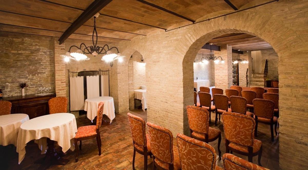 Castello Montegiove Hotel Fano Bagian luar foto