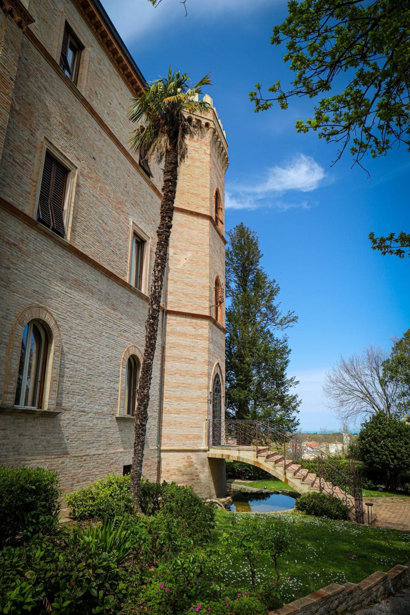 Castello Montegiove Hotel Fano Bagian luar foto