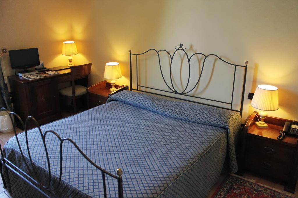Castello Montegiove Hotel Fano Ruang foto