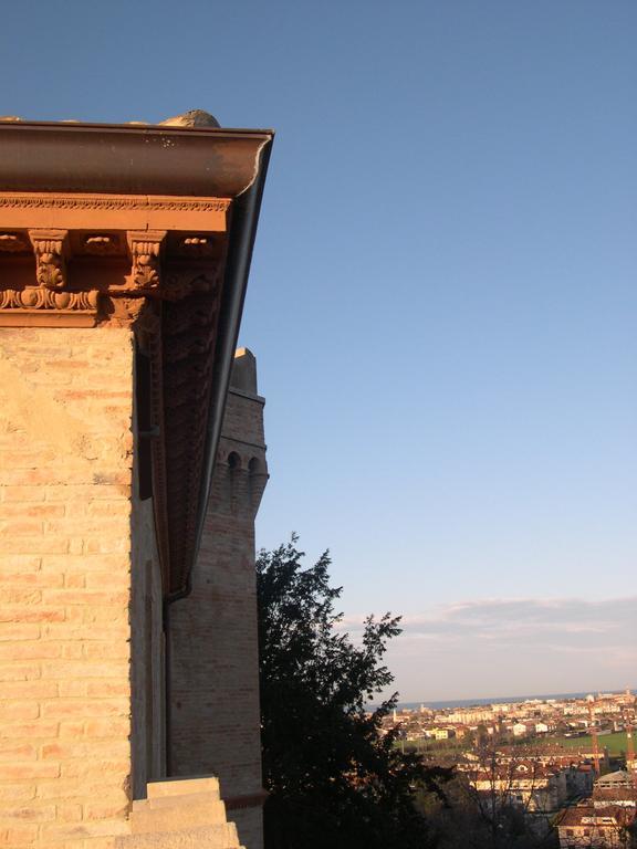 Castello Montegiove Hotel Fano Bagian luar foto